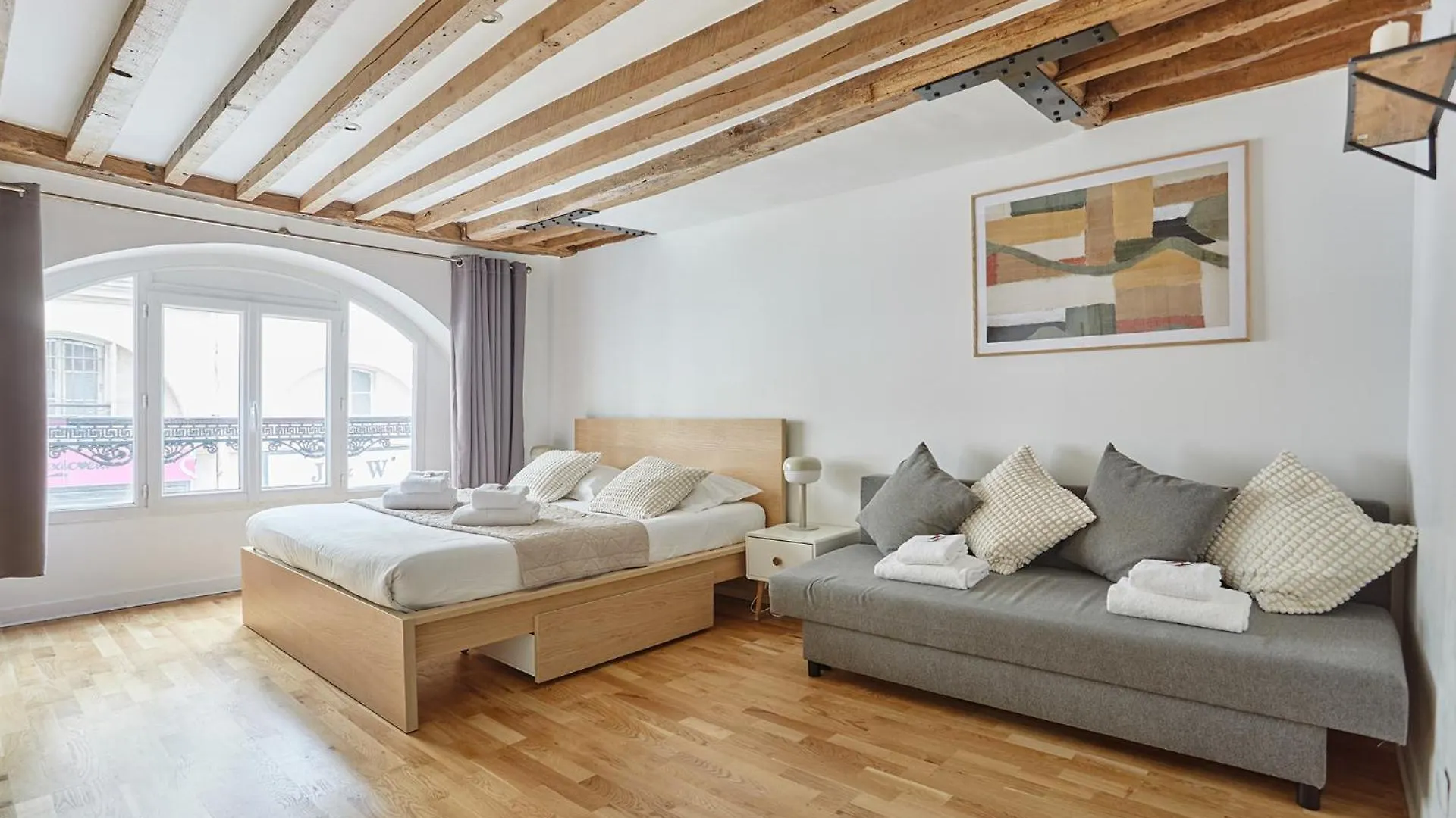 Charming Apartment Center Of Paris By Studio Prestige contacts